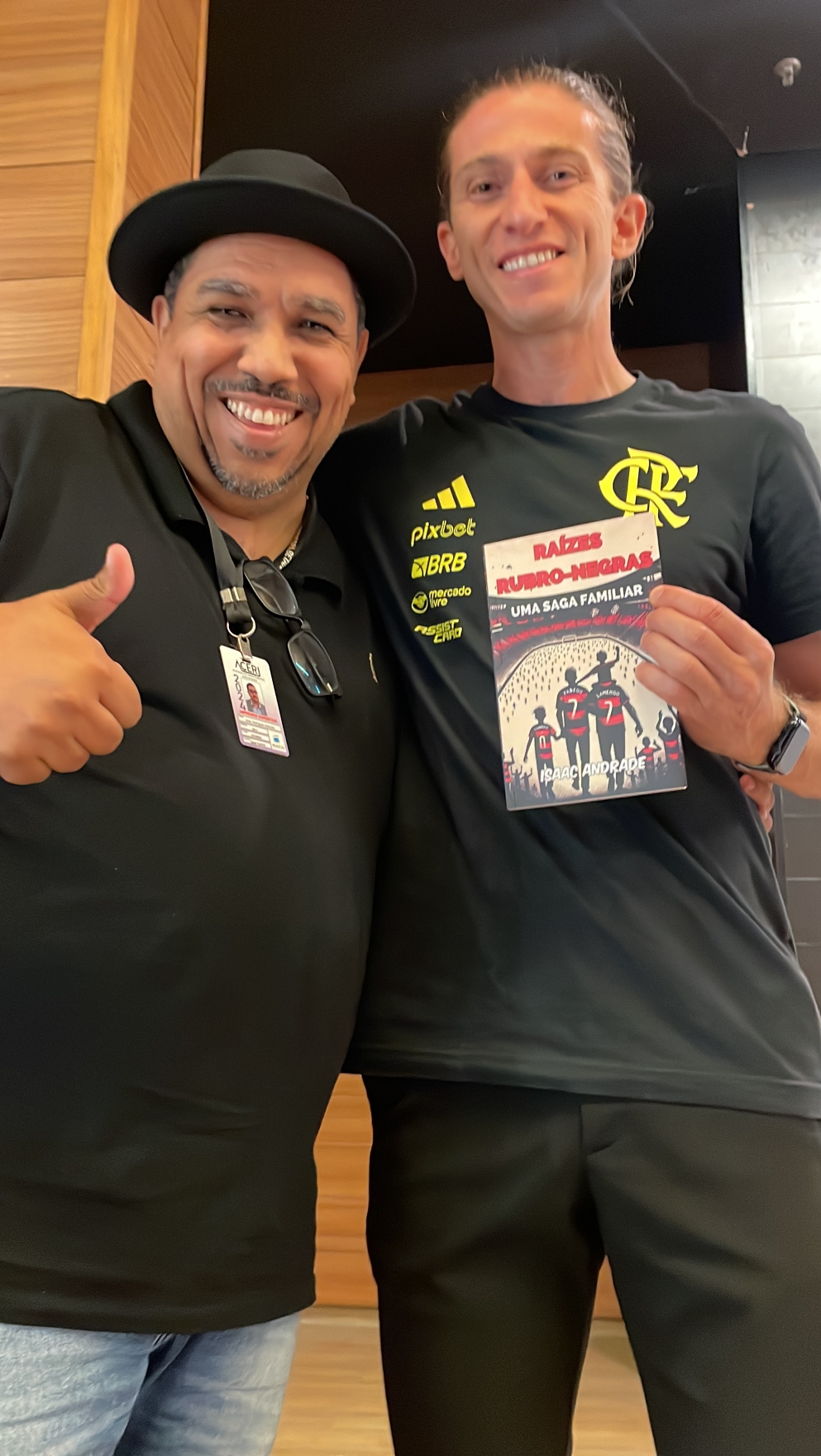 Filipe Luiz com o Livro Raízes Rubro-Negras