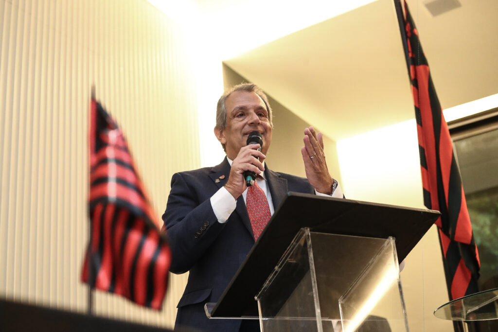 Luiz Eduardo Baptista discursando em sua posse como presidente do Flamengo no Salão Nobre da Gávea.