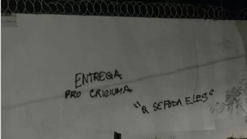 Ninho do Urubu tem muro pichado: “Entrega para o Criciúma”