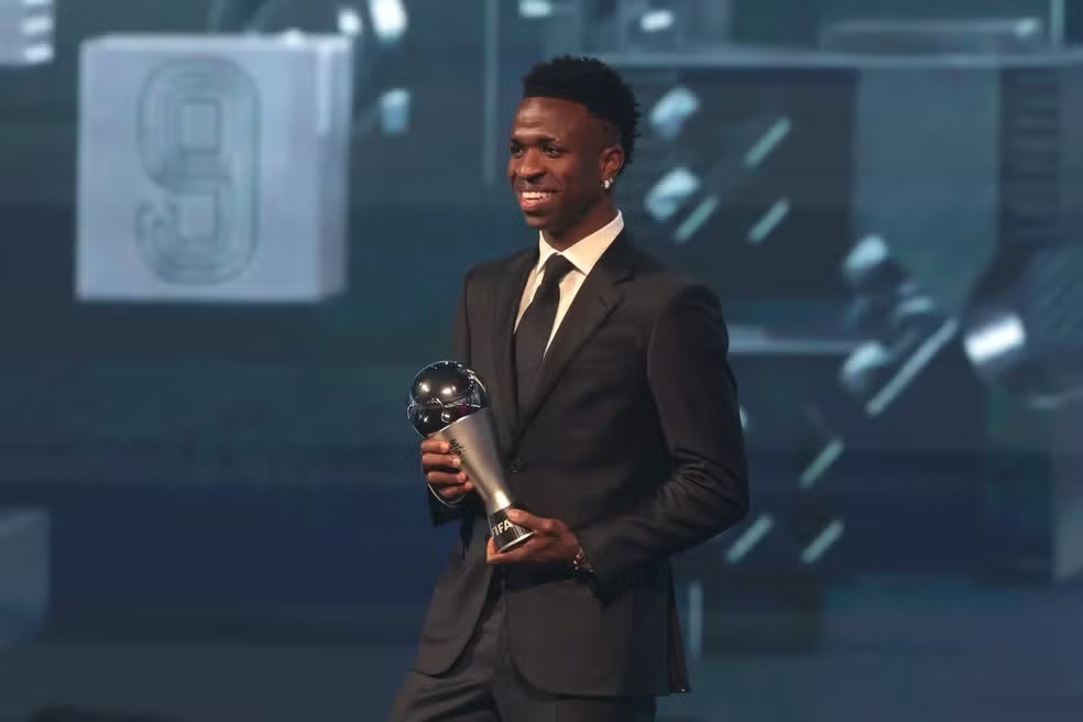 Depois de polêmica, Vini Jr vence o Fifa The Best e se torna sexto brasileiro a conquistar prêmio. Flamengo e jogador trocam agradecimentos