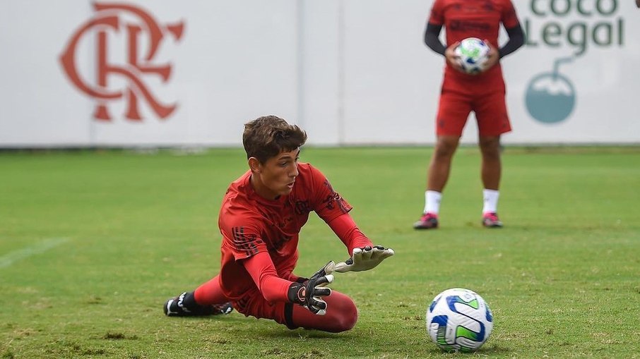 Leo Nannetti, goleiro da base, treinando com os profissionais recentemente (Foto: Reprodução/Instagram)