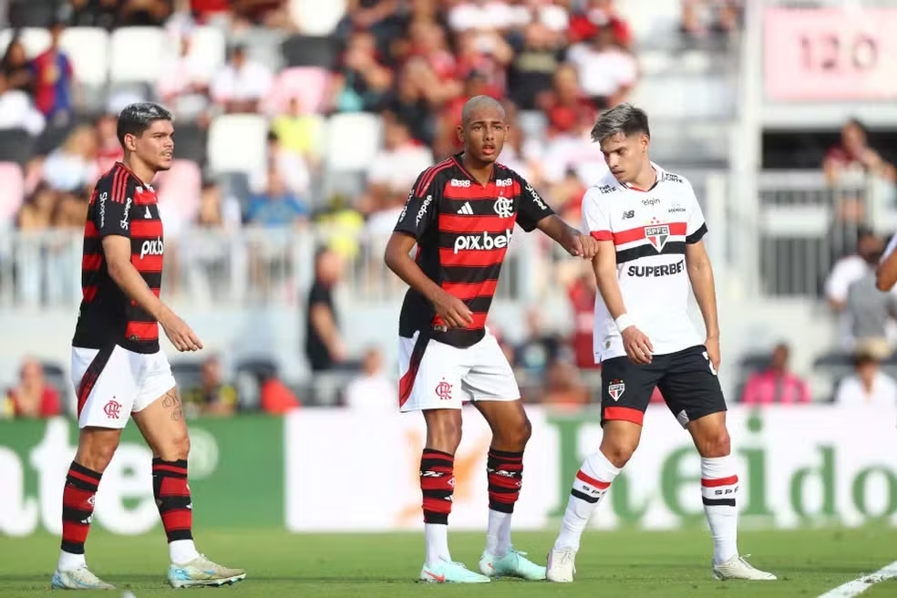 Jõao Victor, zagueiro da base, em Flamengo x São Paulo (Foto: Gilvan de Souza/CRF)