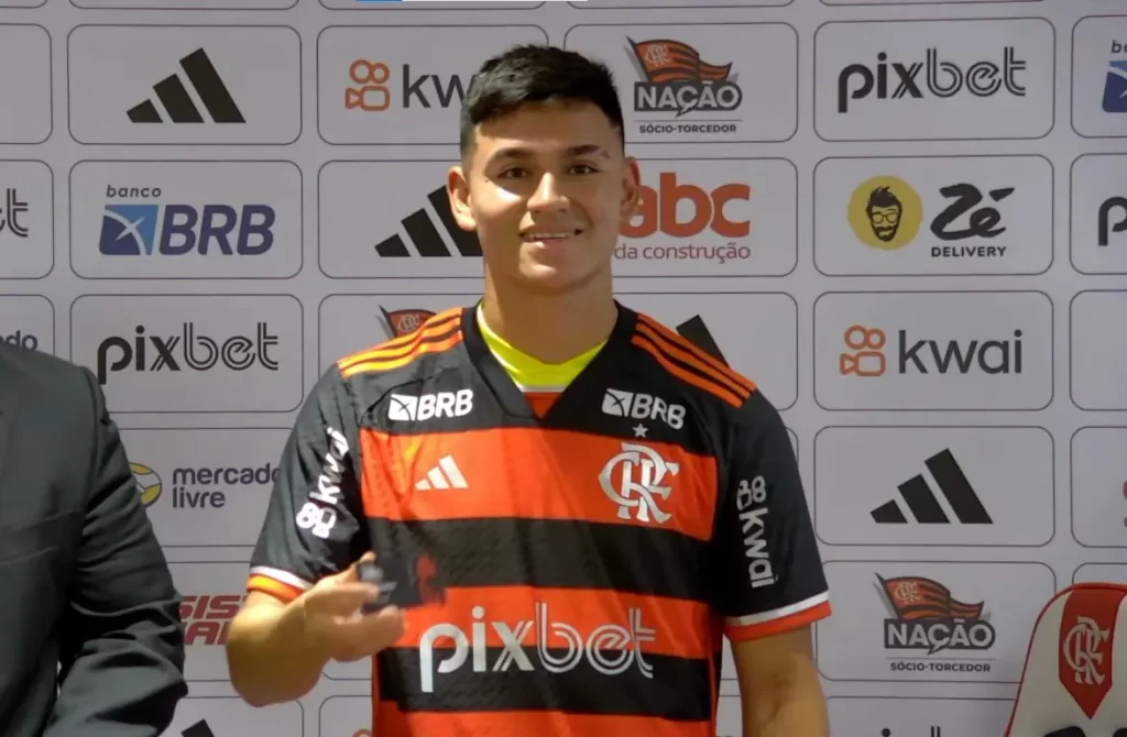 Alcaraz em sua chegada ao Flamengo (Foto: Reprodução/Flamengo)