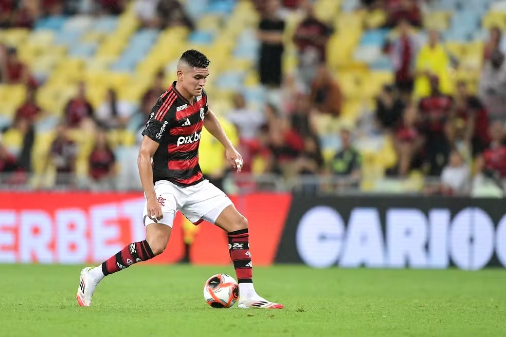 Flamengo empresta Alcaraz para o Everton, da Inglaterra (Foto: Thiago Ribeiro/AGIF)