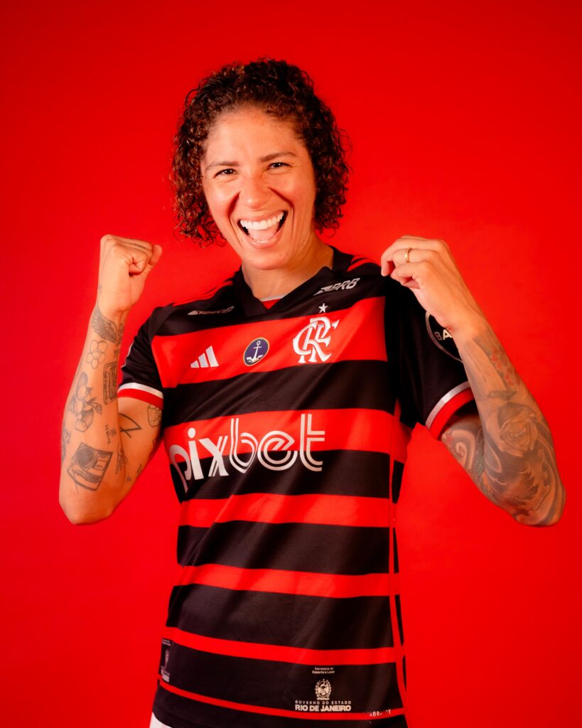 Cristiane renova contrato com time feminino do Flamengo até fim de 2026 (Foto: Adriano Fontes/CRF)