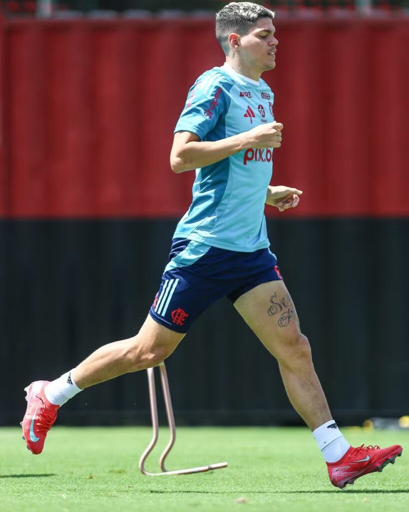 Flamengo x Botafogo: Uruguaios voltam e problema na lateral. Veja o cenário do clássico! 2 Ayrton Lucas em treino no Flamengo (Foto: Gilvan de Souza / CRF)