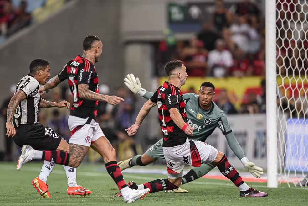 Além da confusão: Flamengo vence e domina Botafogo com dois times diferentes 1 Léo Ortiz faz o gol da vitória do Flamengo contra o Botafogo (Foto: Gilvan de Souza & Paula Reis / CRF)