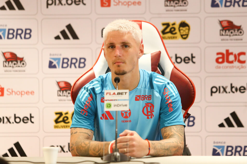 Entre soberania e desfalques, Flamengo se prepara para semifinal do Carioca 2025. 4 Varela em coletiva antes do clássico Flamengo x Vasco pela semifinal do Carioca (Foto: Gilvan de Souza / Flamengo)