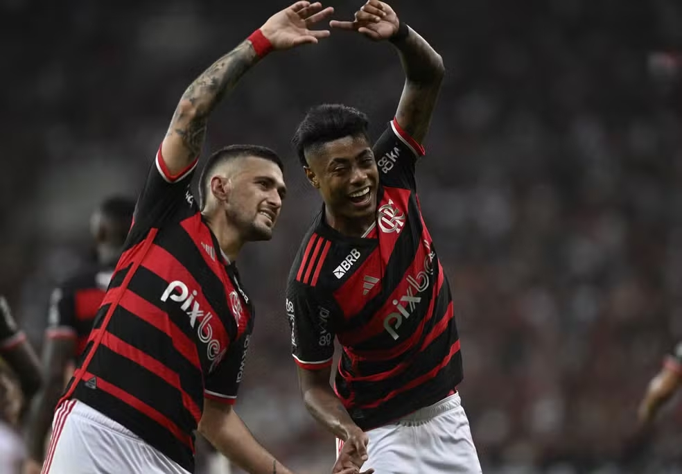 Flamengo é campeão da Supercopa Rei 2025 e ídolos quebram recorde! 5 Arrascaeta e Bruno Henrique comemoram gol em Flamengo x Bahia (Foto: André Durão / ge)