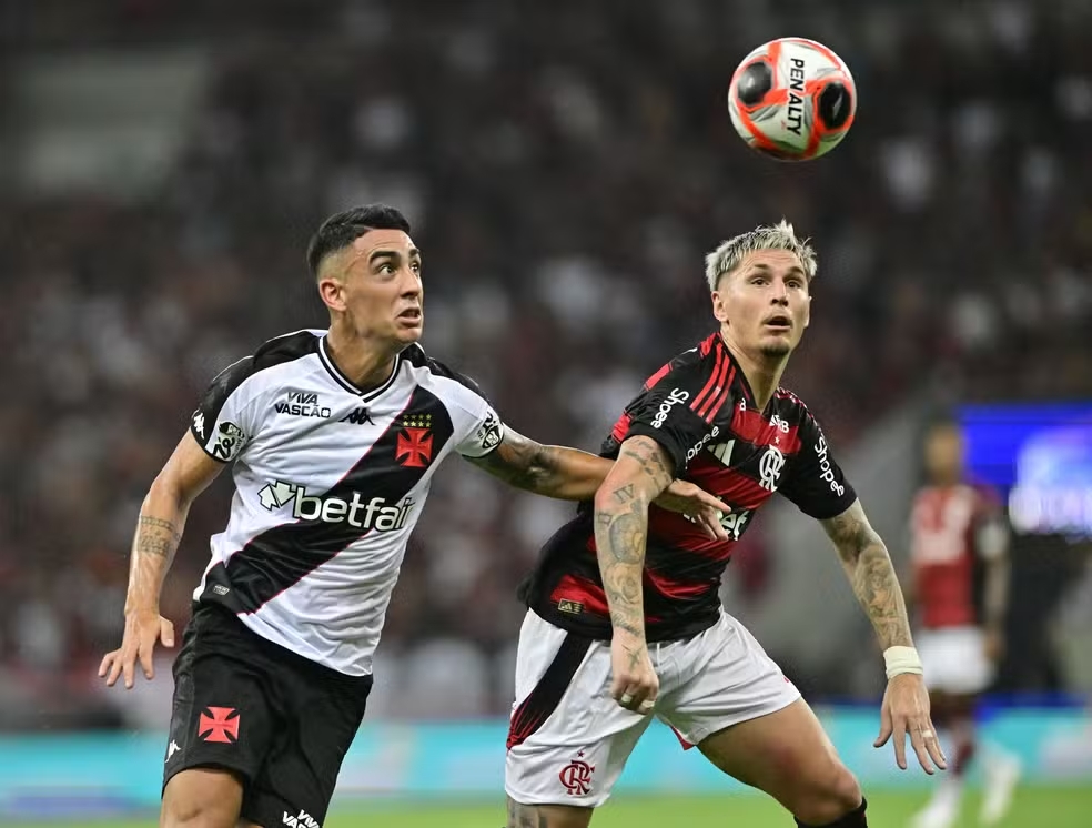 Flamengo pode ampliar tabu contra Vasco na semifinal do Carioca 2025 1 Varela e Pumita Rodríguez disputam bola em Flamengo x Vasco (Foto: André Durão)
