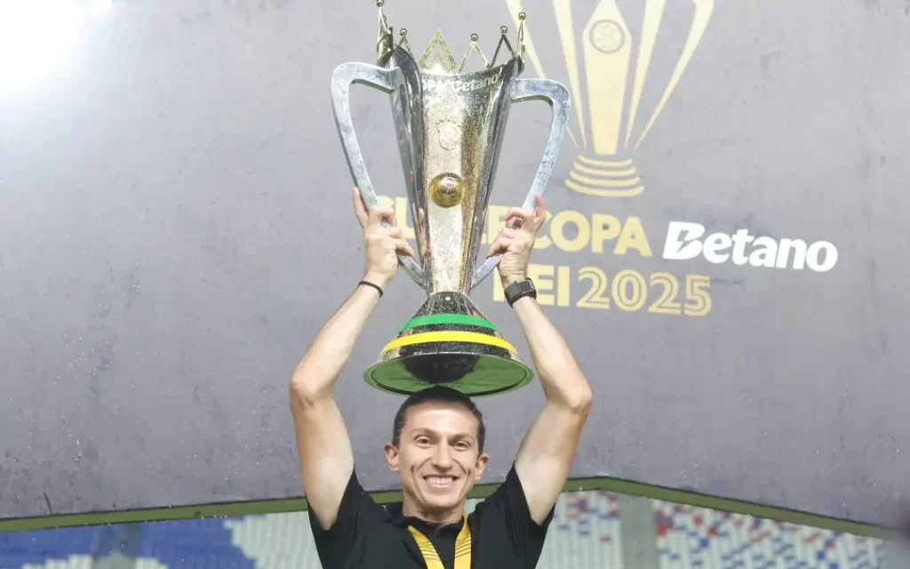 Flamengo é campeão da Supercopa Rei 2025 e ídolos quebram recorde! 3 Filipe Luís com a taça da Supercopa do Brasil (Foto: Fernando Torres/AGIF)