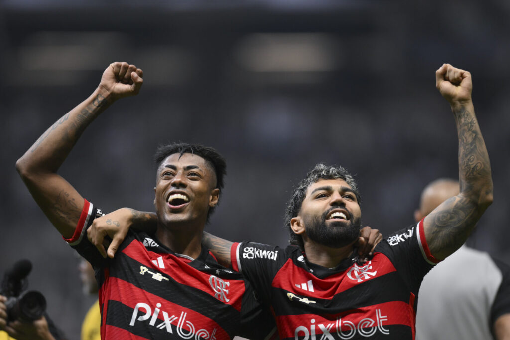 Bruno Henrique: liderança, superação e novo capítulo em 2025 3 Bruno Henrique comemorando título da Copa do Brasil 2024 ao lado de Gabigol (Foto: Pedro Vilela/Getty Images)