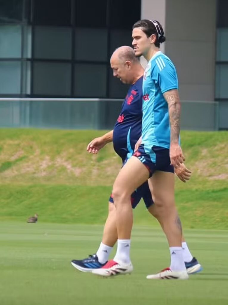 Flamengo lança nota oficial sobre recuperação de Pedro 1 Pedro, atacante do Flamengo, voltou a realizar atividades no campo do Ninho do Urubu (Foto: Reprodução)