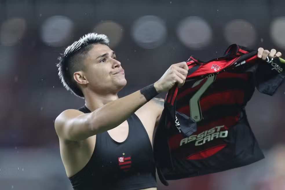 Flamengo tenta recuperar titulares para clássico contra Vasco 4 Opção entre os titulares, Luis Araújo vem se destacando em 2025 pelo Flamengo (Foto: Fernando Torres / AGIF)