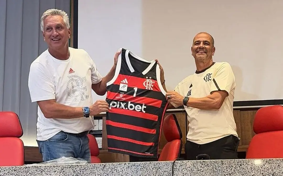 Sergio Hernández sendo apresentado como novo técnico do Flamengo, ao lado de dirigentes do clube