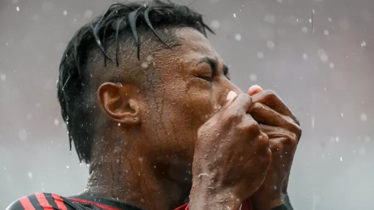 Flamengo é campeão da Supercopa Rei 2025 e ídolos quebram recorde! 4 Bruno Henrique beija o escudo do Flamengo na comemoração da Supercopa do Brasil (Foto: Gilvan de Souza/Flamengo)