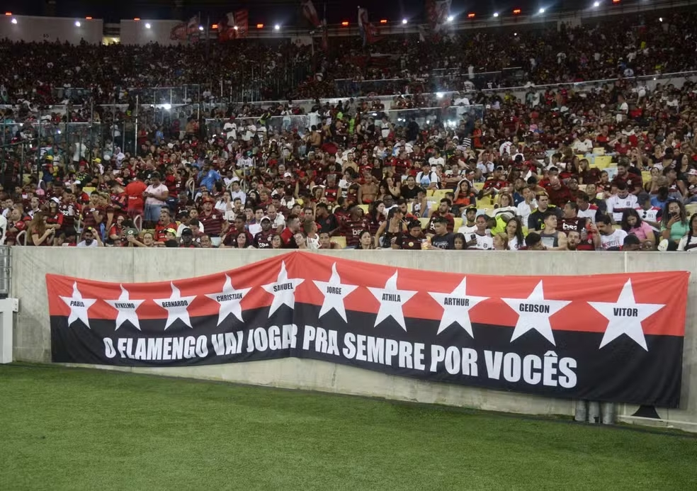 Nossos 10! Garotos do Ninho serão homenageados no FlaxFlu. Tragédia completa 6 anos neste sábado 1 Torcida do Flamengo homenageia garotos do Ninho (Foto: André Durão - GloboEsporte.com)