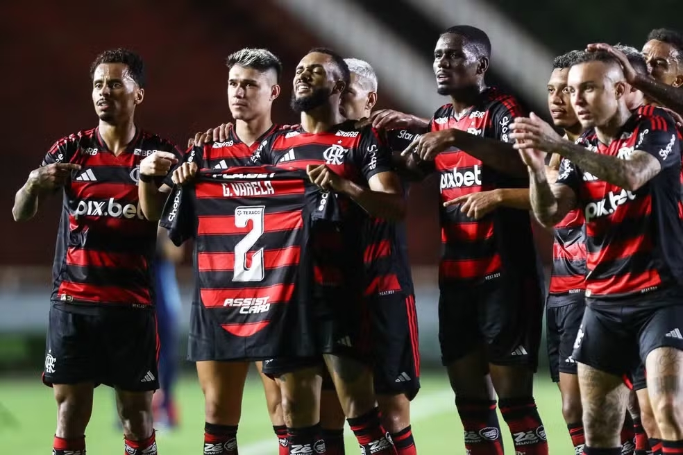 Flamengo goleia, Juninho faz 1º pelo clube e Arrasca brilha 2 Portuguesa x Flamengo: jogadores homenageiam Varela (Foto: Gilvan de Souza/CRF)