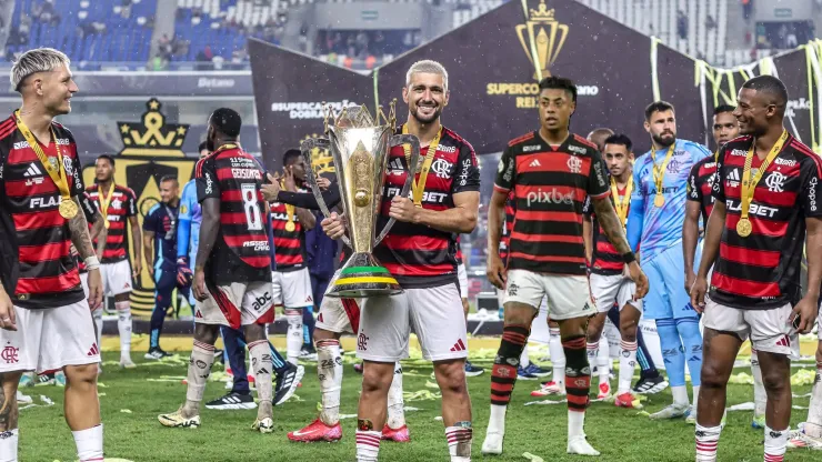 Flamengo é campeão da Supercopa Rei 2025 e ídolos quebram recorde! 2 Arrascaeta, do Flamengo com a taça de campeão da Supercopa Rei 2025 (Foto: Fernando Torres/AGIF)