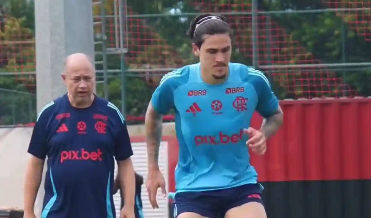 Pedro realiza treinos no Ninho do Urubu, avançando na recuperação de lesão no joelho. (Foto: Divulgação/CRF.)