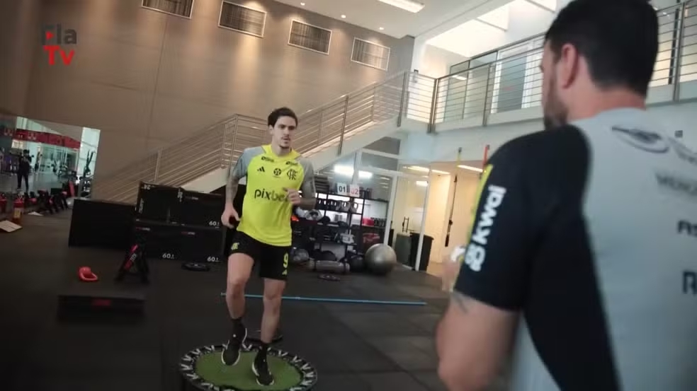 Pedro está voltando! Camisa 9 já pode iniciar condicionamento físico 3 Pedro em treino na academia do Flamengo (Foto: Reprodução / FlaTV)