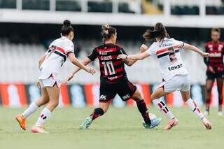 Flamengo luta até o fim, mas São Paulo vence e avança à final da Supercopa 2025 2 Glaucia tenta escapar de forte marcação do São Paulo em jogo decisivo pelo Flamengo. (Foto: Caíque Coufal/CRF)