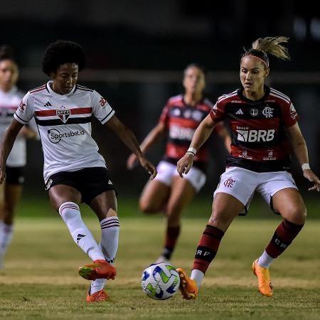 Flamengo luta até o fim, mas São Paulo vence e avança à final da Supercopa 2025 3 Dani, do São Paulo, e Giovanna Crivelari, do Flamengo, em ação pelo Brasileirão Feminino 2023. (Foto: Thiago Ribeiro/AGIF)
