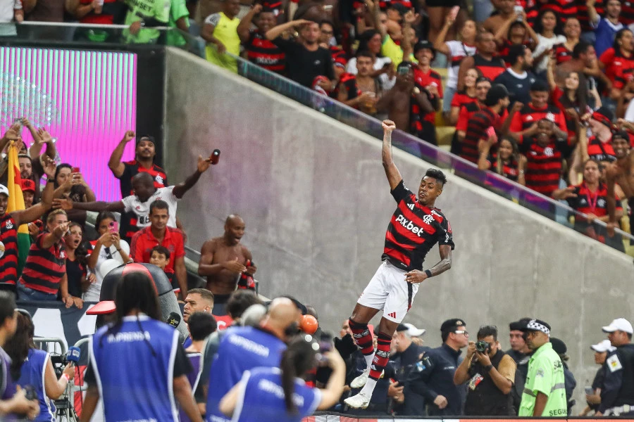 100 vezes Bruno Henrique! Flamengo domina Vasco, vai à final e mantém soberania contra rival 2 Bruno Henrique comemora seu 100 gol pelo Flamengo no clássico contra o Vasco (Foto: Gilvan de Souza/Flamengo)