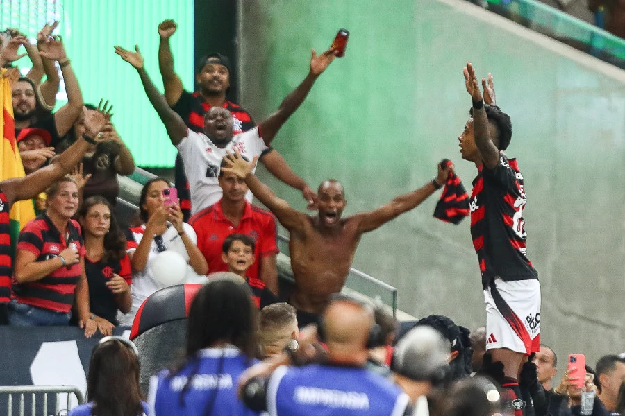 Bruno Henrique comemora seu 100 gol pelo Flamengo no clássico contra o Vasco - Foto: Gilvan de Souza/Flamengo