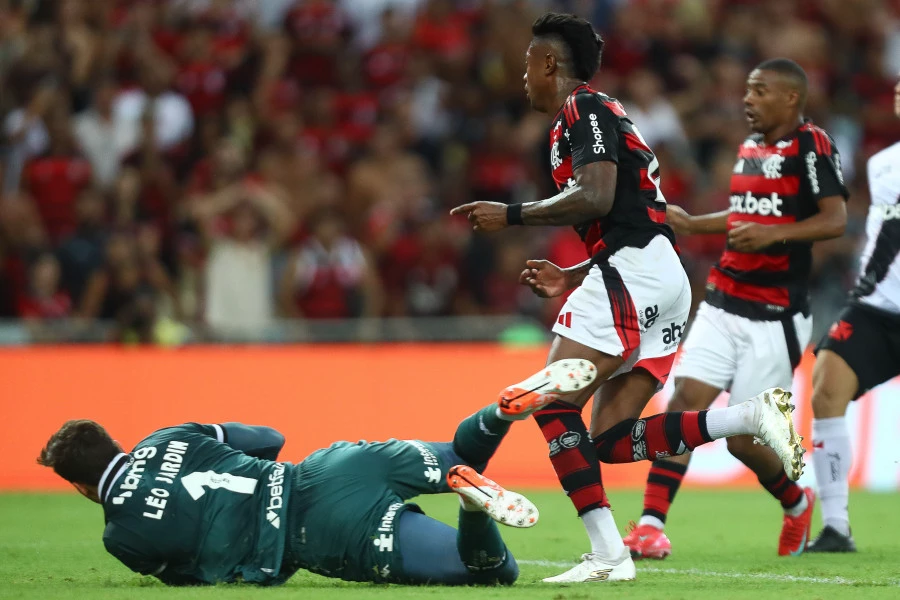 100 vezes Bruno Henrique! Flamengo domina Vasco, vai à final e mantém soberania contra rival 1 Bruno Henrique marca seu 100 gol pelo Flamengo no clássico contra o Vasco (Foto: Gilvan de Souza/Flamengo)