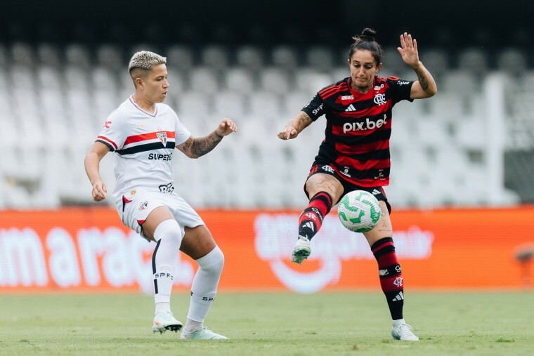 Flamengo luta até o fim, mas São Paulo vence e avança à final da Supercopa 2025 1 Fernanda e Bia Menezes disputam bola em duelo entre Flamengo e São Paulo. (Foto: Caíque Coufal/CRF)