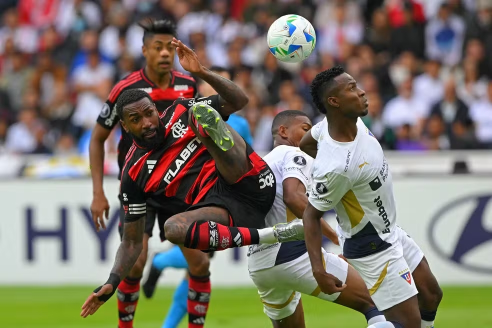 Alerta no Flamengo: empate com LDU expõe falhas ofensivas reincidentes na Libertadores 2 Gerson, Flamengo, LDU, Libertadores — Foto: Rodrigo BUENDIA / AFP