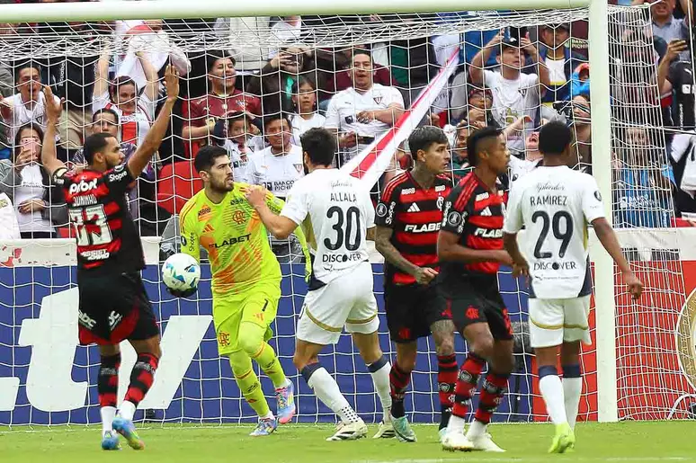 Classificação do Flamengo na Libertadores 2025 preocupa e repete campanhas decepcionantes 1 Rossi evita ataque de perigo da LDU - Foto: Gilvan de Souza/Flamengo