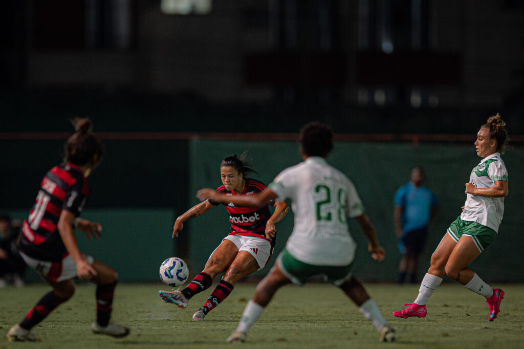 Com atuação segura, Flamengo vence o Juventude e se aproxima do G-4 no Brasileirão Feminino 1 Monalisa em dividida com jogadoras do Juventude. (Foto: Paula Reis / Flamengo)