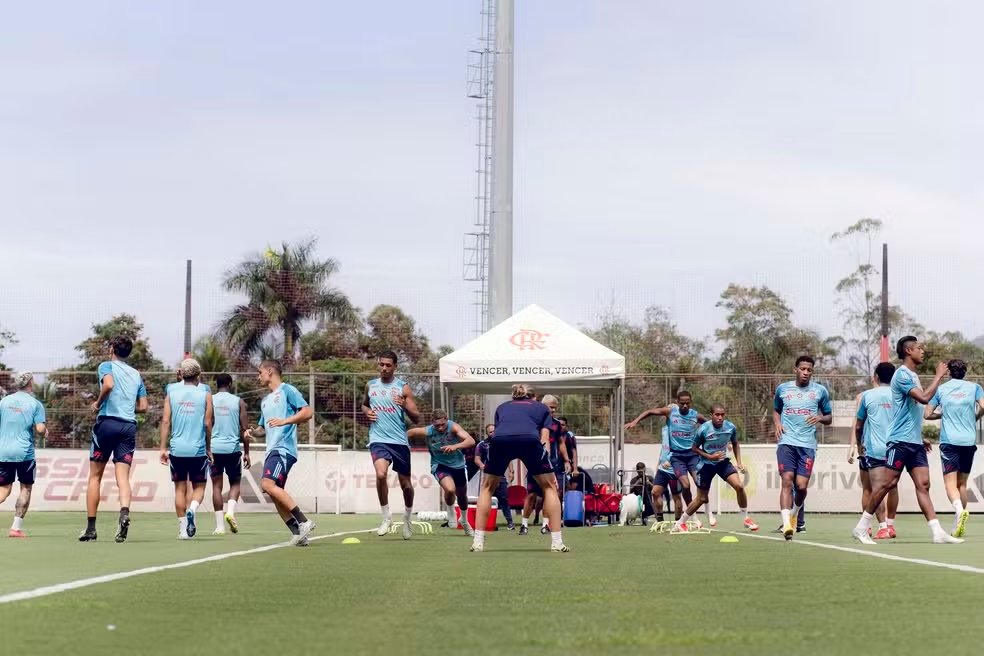 Filipe Luís orienta treino do Flamengo no Ninho do Urubu — Foto: Adriano Fontes/Flamengo