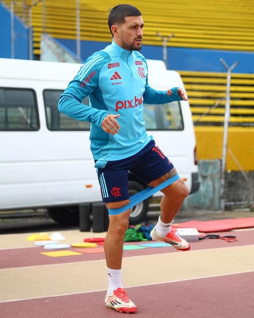 Flamengo pega LDU a 2.850 metros com desfalques e em busca de redenção 2 Arrascaeta em treino do Flamengo no Equador — Foto: Gilvan de Souza/Flamengo