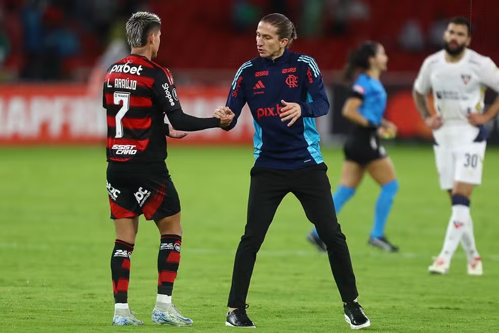 Alerta no Flamengo: empate com LDU expõe falhas ofensivas reincidentes na Libertadores 3 Filipe Luís cumprimenta Luiz Araújo após LDU x Flamengo — Foto: Gilvan de Souza / Flamengo