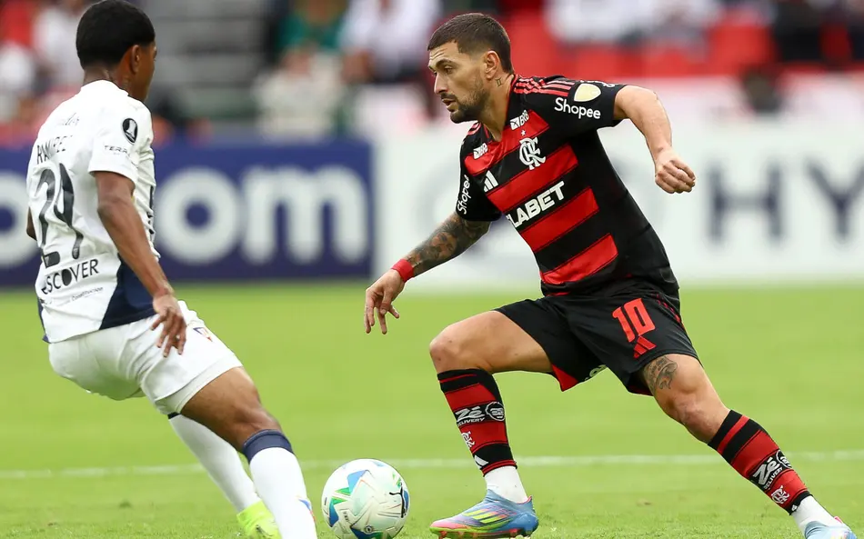 Alerta no Flamengo: empate com LDU expõe falhas ofensivas reincidentes na Libertadores 1 Arrascaeta durante a partida contra a LDU - Foto: Gilvan de Souza/Flamengo)
