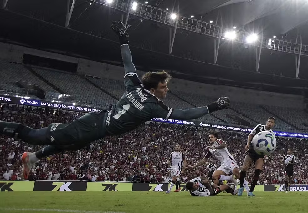 Flamengo domina, mas empata em 0 a 0 com Vasco e acende alerta para a Libertadores 1 Léo Jardim foi o destaque no clássico entre Vasco e Flamengo — Foto: André Durão