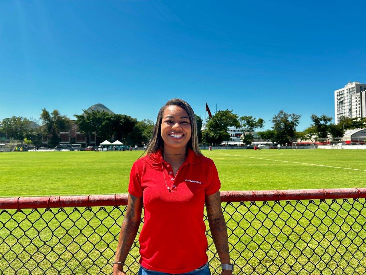 Sorriso em ação como comentarista da Flamengo TV durante o clássico contra o Botafogo. (Patrícia Gonçalves/Fla Voz)