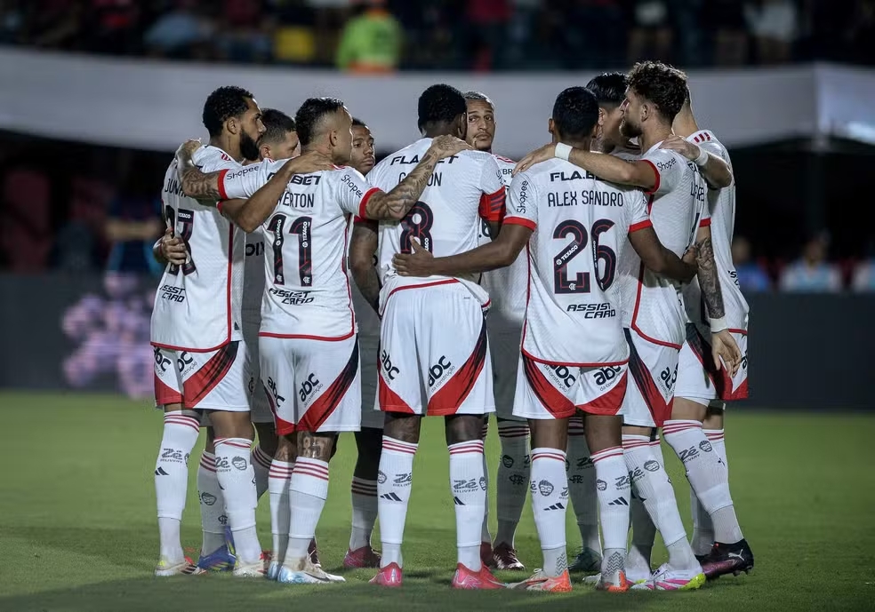 Jogadores do Flamengo em jogo contra o Vitória — Foto: Jhony Pinho/AGIF