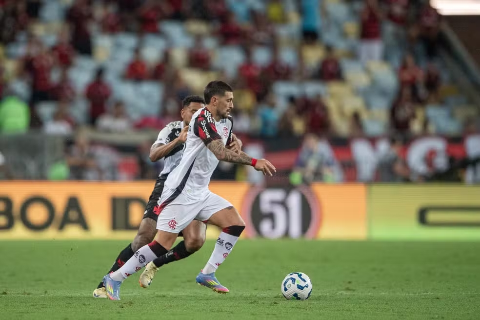 Flamengo domina, mas empata em 0 a 0 com Vasco e acende alerta para a Libertadores 4 Arrascaeta em Vasco x Flamengo — Foto: Thiago Ribeiro/AGIF
