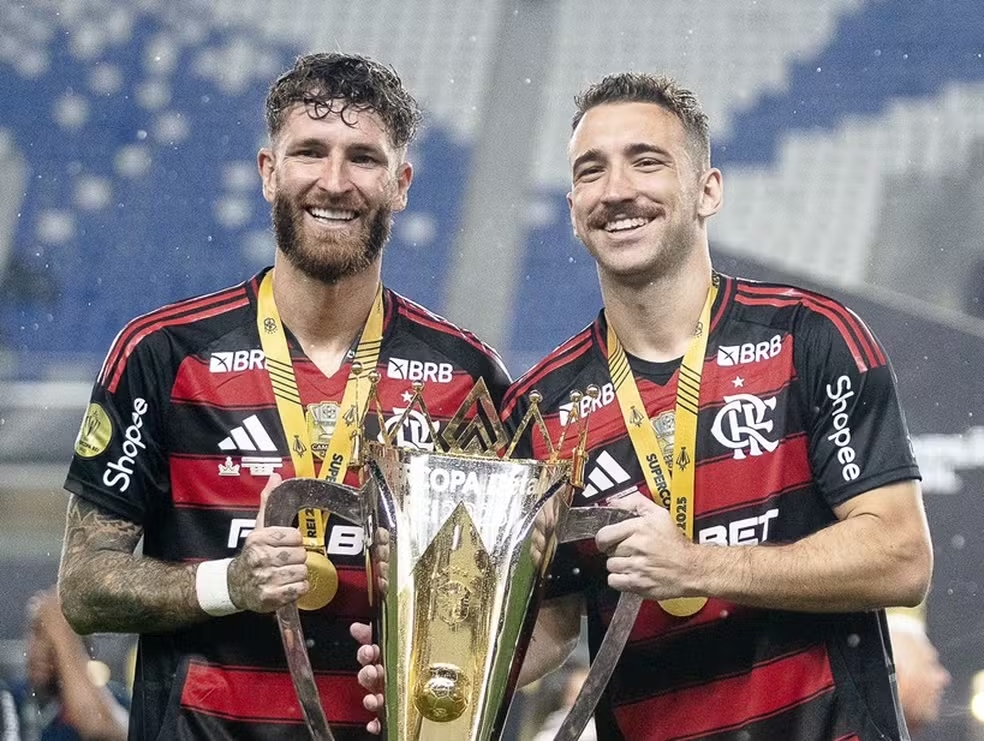 Flamengo mira regularidade e vê em Pedro e defesa sólida os pilares para títulos em 2025 1 Léo Pereira e Léo Ortiz com a taça da Supercopa do Brasil pelo Flamengo — Foto: Gilvan de Souza / CRF
