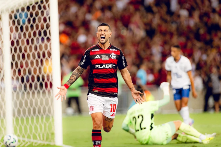 Arrascaeta comemora gol da vitória do Flamengo contra o Bahia - Foto: Adriano Fontes / CRF