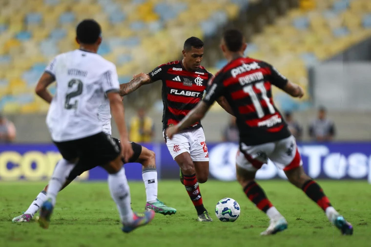 Flamengo em alerta: 0x0 no clássico expõe limitações do time para desgaste físico e técnico 3 Alex Sandro em Flamengo x Botafogo - Foto: Gilvan de Souza / CRF