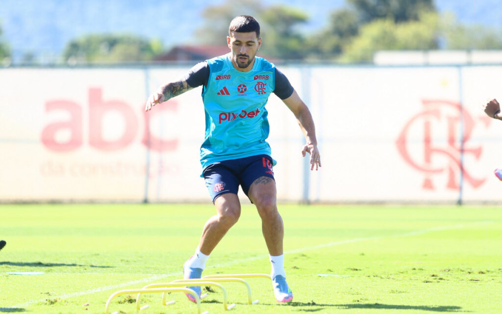 Com foco total no Mundial, Flamengo se reapresenta nesta quinta 1 Arrascaeta durante treino do Flamengo no Ninho do Urubu - Foto: Gilvan de Souza / Flamengo