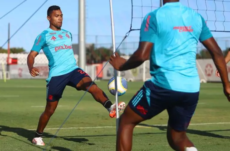Flamengo quer manter liderança do Brasileirão 2025 e tabu contra Cruzeiro 1 Alex Sandro se recuperou de um edema na coxa esquerda - Foto: Gilvan de Souza/Flamengo
