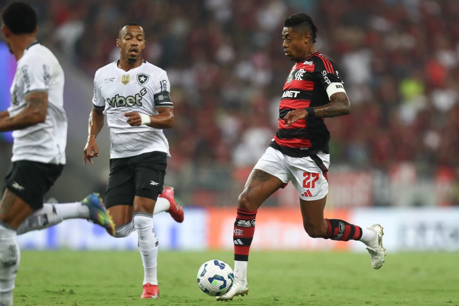 Flamengo em alerta: 0x0 no clássico expõe limitações do time para desgaste físico e técnico 1 Bruno Henrique no empate sem gols entre Flamengo x Botafogo - Foto: Gilvan de Souza/Flamengo