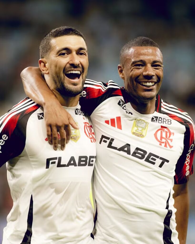 Flamengo decide futuro na Libertadores 2025 e precisa vencer LDU no Maracanã 3 De La Cruz comemora um dos gols de Arrascaeta contra o Grêmio — Foto: Adriano Fontes/Flamengo