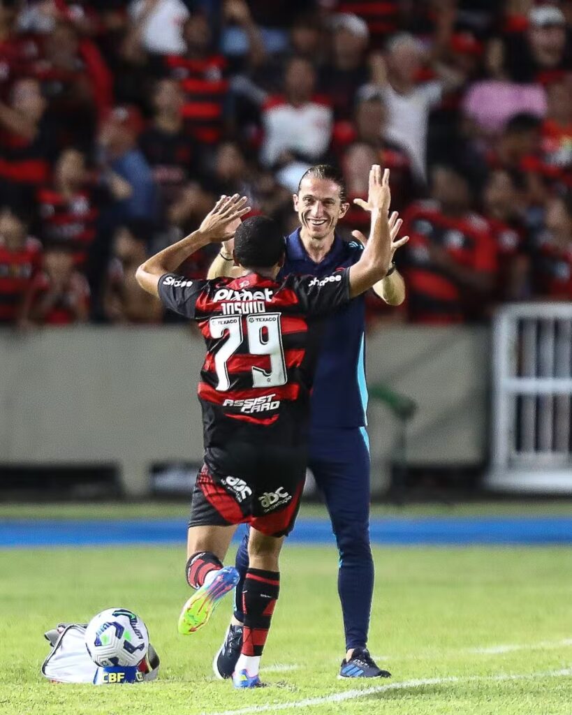 Iluminado! Joshua marca no fim e Flamengo vence na Copa do Brasil 2025 4 Joshua comemora seu gol com Filipe Luís em Botafogo-PB x Flamengo — Foto: Gilvan de Souza/Flamengo